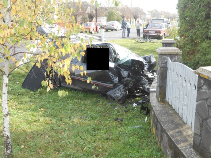 Страшна ДТП біля Мукачева: Volkswagen Golf‎ врізався в огорожу, одна людина загинула, двоє доставлені у ЦРЛ (ФОТО) – 04
