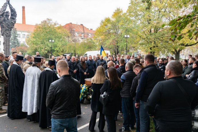Залишилися дружина і син: в Ужгороді поховали Героя – 05