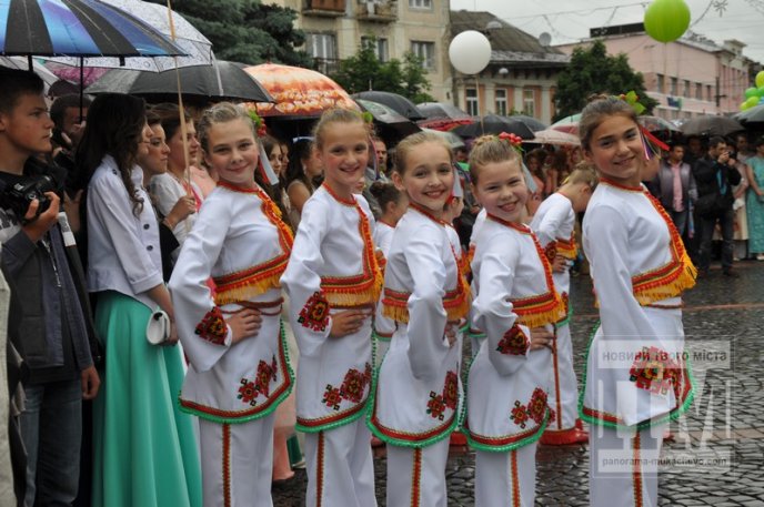 Парад випускників в центрі Мукачева: як це було (ФОТО) – 32