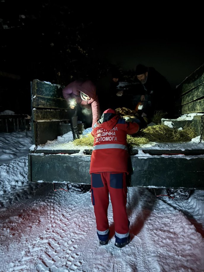 Вночі медики швидкої рятували чоловіка