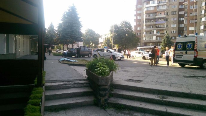 Під багатоповерхівкою в Ужгороді виявили тіло жінки: потерпіла або вистрибнула, або впала з 9-го поверху – 02