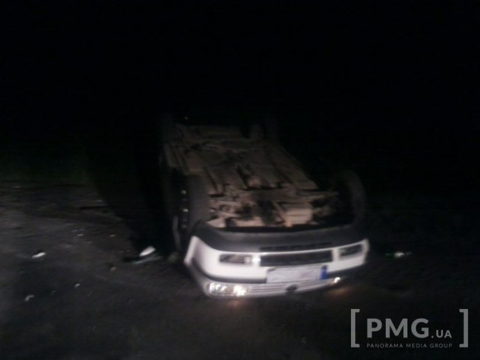 У Мукачеві водій перекинув свого "Фольксвагена" на дах – 01