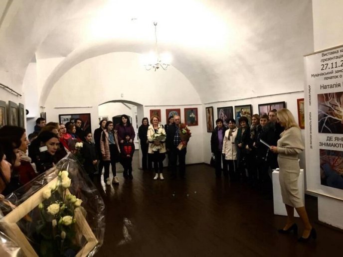 Мукачівка Наталія Рибар презентувала поетичну збірку "Де янголи знімають крила" – 06