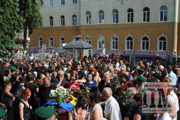 Сльози, квіти та слова подяки – у Мукачеві прощаються із загиблим Вільгельмом Штольцельом (ФОТО) – 05