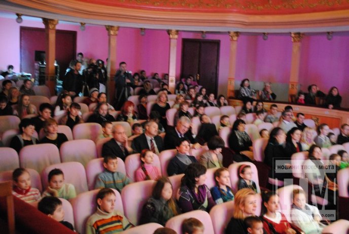 У Мукачеві засяяли вогні “Різдвяної зіроньки” (ФОТО) – 05