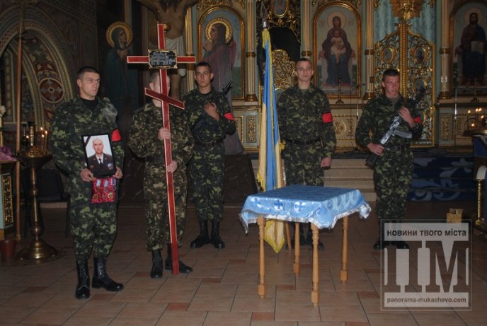 Сотні заплаканих очей провели в останню дорогу загиблого у зоні АТО мукачівця (ФОТОРЕПОРТАЖ) – 07