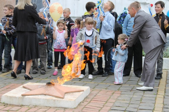 Мукачівські діти покладали квіти до вічного вогню (ФОТОРЕПОРТАЖ) – 04