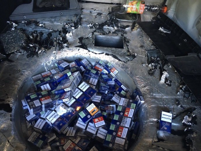 У громадянина України вилучили автомобіль через перевезення партії "лівих" цигарок – 03