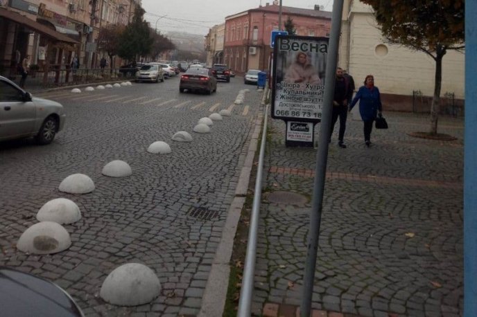 У центральній частині Мукачева встановлюють бетонні напівсфери, які унеможливлюють паркування авто – 01 У центральній частині Мукачева встановлюють бетонні напівсфери, які унеможливлюють паркування авто – 01