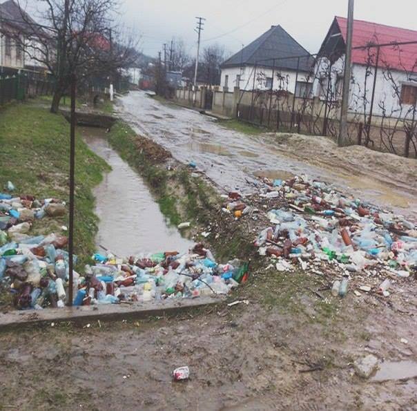 Після води на вулицях Великих Ком’ят залишилось сміття – 02