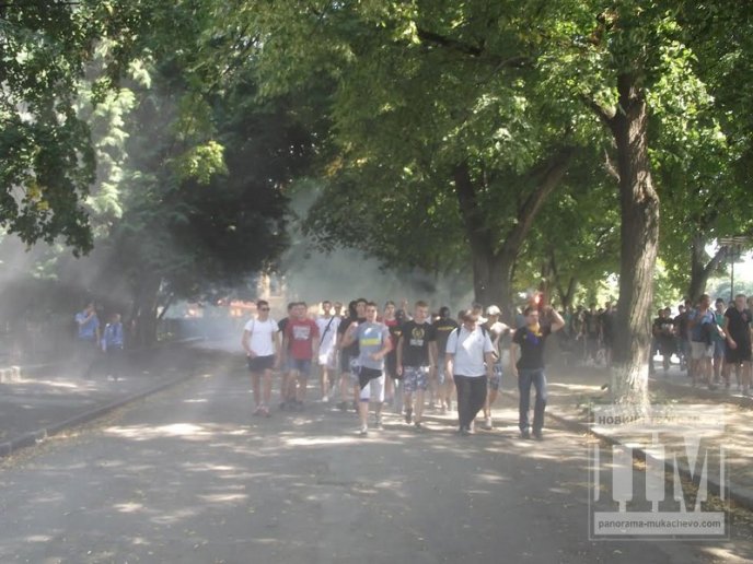 "Путін ...йло", – ужгородські та львівські фани заспівали відому пісню про керманича Росії (ФОТО, ВІДЕО) – 06