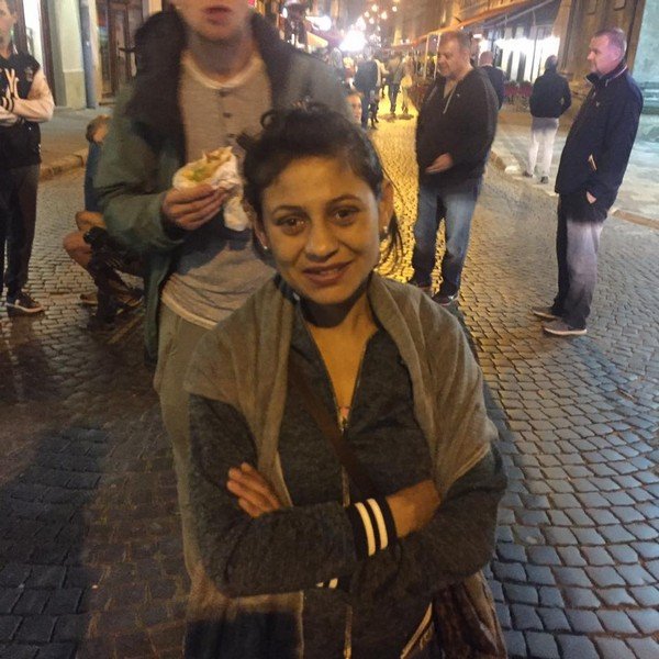 Четверо ромів побили дівчину і хотіли її пограбувати – соцмережі – 01