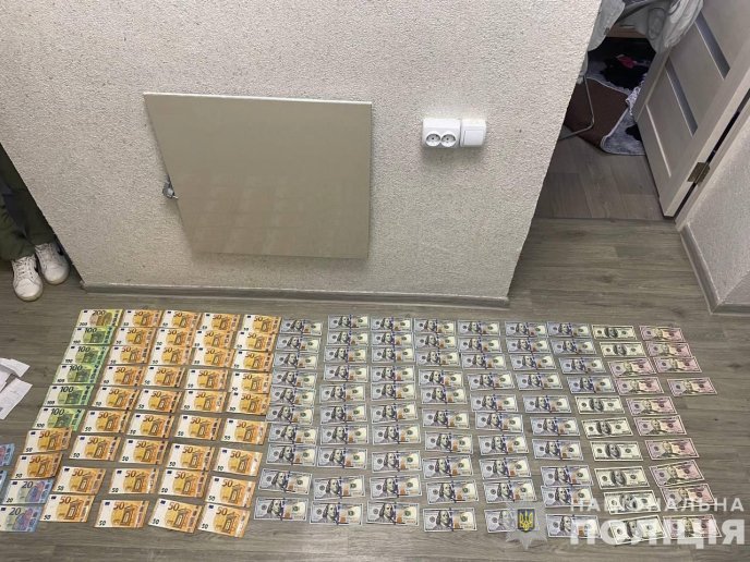 Поліцейські показали затримання наркоторговця на Закарпатті – 02