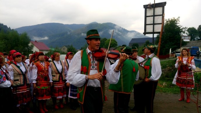 На колоритну "Закарпатську свальбу" прийшло кілька тисяч гостей – 03