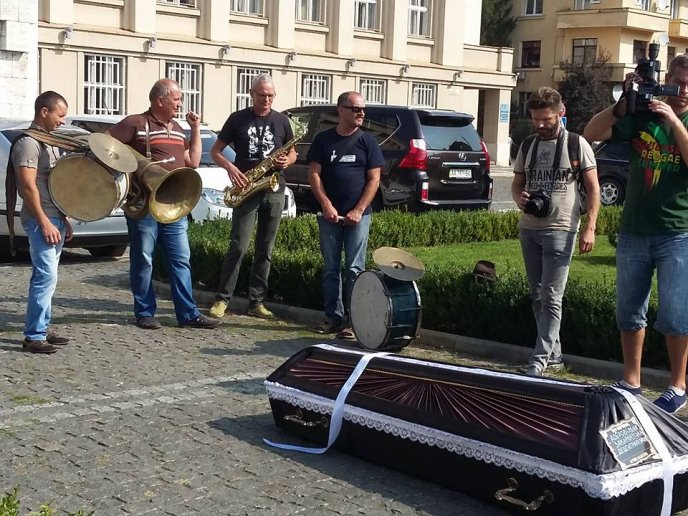 Під будівлю Закарпатської ОДА принесли труну – 02