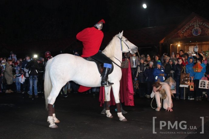 Яскраве святкування Дня святого Мартина у Мукачеві: парад ліхтариків, лицарські бої та вогняне шоу – 69 Яскраве святкування Дня святого Мартина у Мукачеві: парад ліхтариків, лицарські бої та вогняне шоу – 69