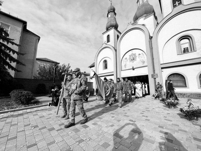 До війни працював водієм: в області попрощались із полеглим Героєм – 05