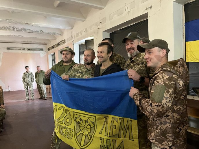 Святослав Вакарчук дав концерт для військовослужбовців 128-ї бригади – 01 Святослав Вакарчук дав концерт для військовослужбовців 128-ї бригади – 01