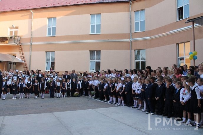 НВК "Гармонія" урочисто відзначила свято Першого вересня лінійкою у вишиванках – 30