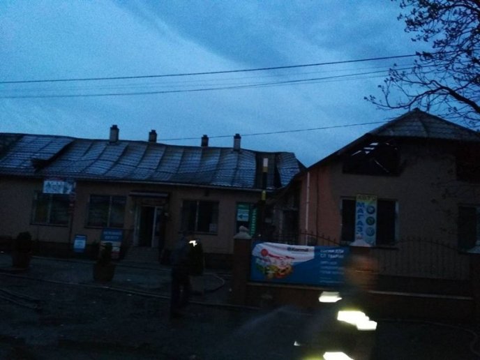 Вночі горів магазин. Вогонь гасили 14 рятувальників – 02