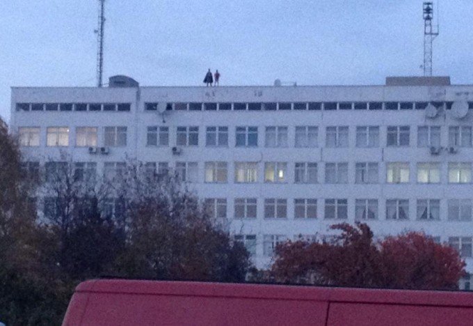 На даху УжНУ помітили Бетмена (ФОТО) – 01