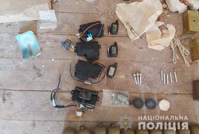 Бійці КОРДу затримали закарпатця, який переховував цілий арсенал засобів ураження – 05