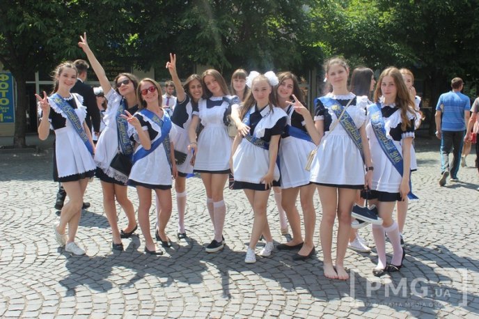 Мукачівські випускники влаштували у центрі міста вокальний батл – 01