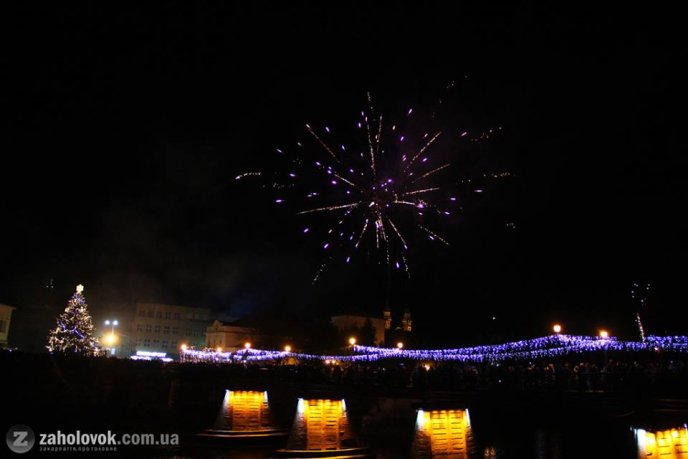 Ужгород зустрів Новий 2019 рік святковими феєрверками  – 04