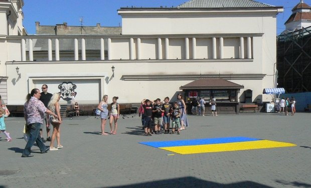 У центрі Ужгорода з кришок утворили прапор України – 07 У центрі Ужгорода з кришок утворили прапор України – 07