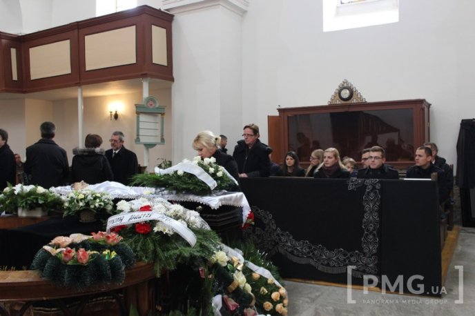 У зв’язку з похоронами єпископа Лайоша Гулачі вулицю Духновича у Мукачеві частково перекрили – 07