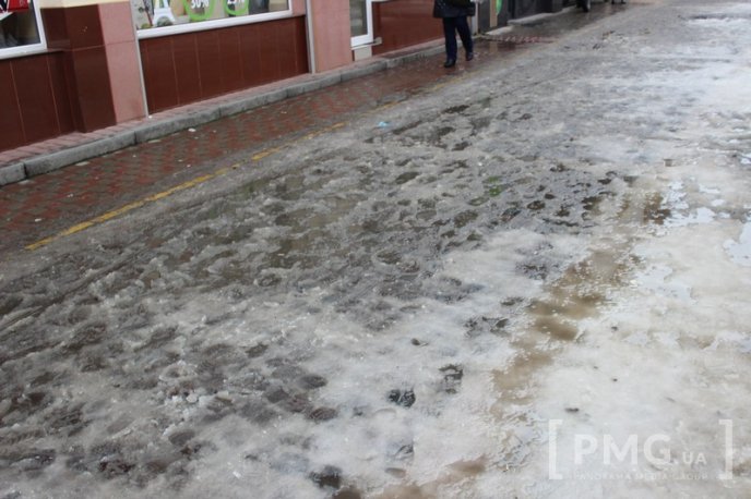 Одна з центральних вулиць Мукачева перетворилась на суцільну калюжу – 32