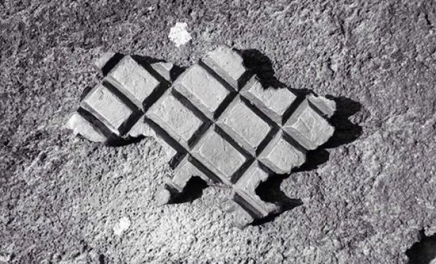 В Ужгороді встановили нову міні-скульптурку у вигляді контурів України та у формі плитки шоколаду – 02