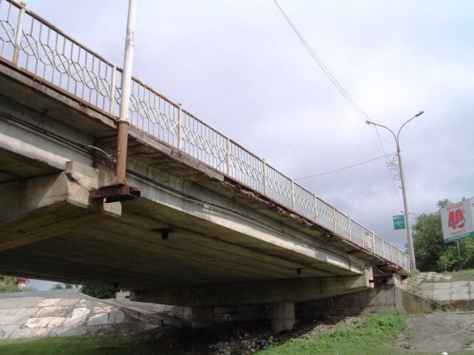 В Мукачеві міст, по якому щоденно ходять люди, перебуває в жалюгідному стані (ФОТО) – 04