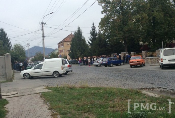 Оскаженілий натовп ромів "проводжав" автозак з родиною Лакатош вигуками "вбивці" – 01