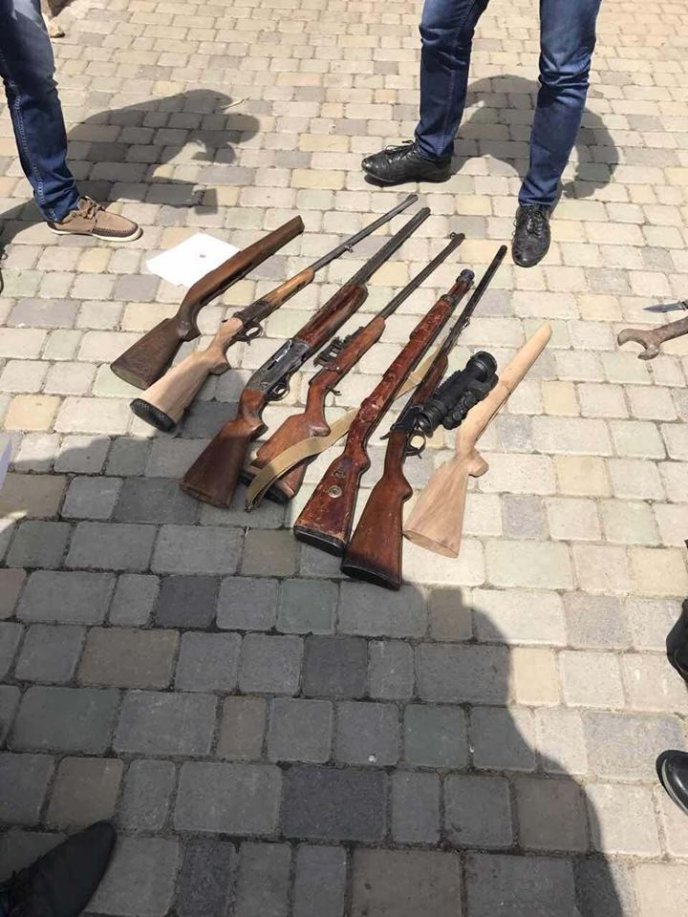 У голови товариства мисливців та рибалок знайшли арсенал незаконної зброї – 01 У голови товариства мисливців та рибалок знайшли арсенал незаконної зброї – 01