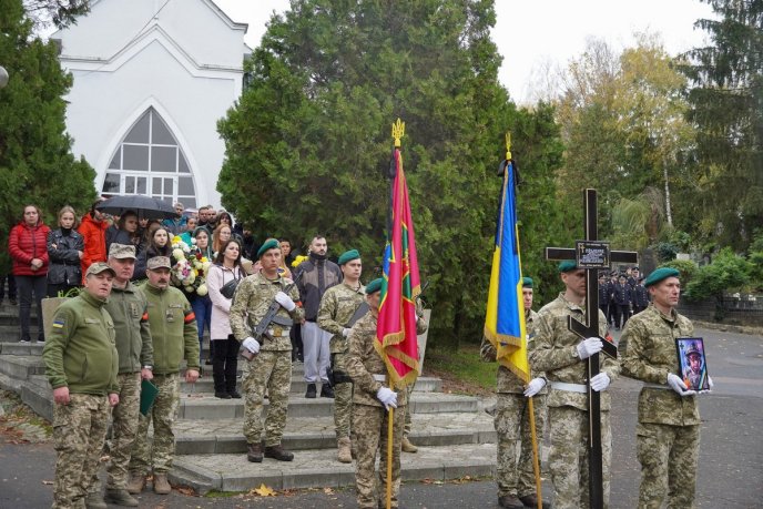 На Закарпатті попрощались із Героєм, який захищав Україну з початку повномасштабного вторгнення – 02 На Закарпатті попрощались із Героєм, який захищав Україну з початку повномасштабного вторгнення – 02