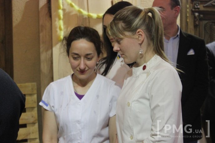 У Мукачеві відкрили виставку велетенських шоколадних писанок – 01