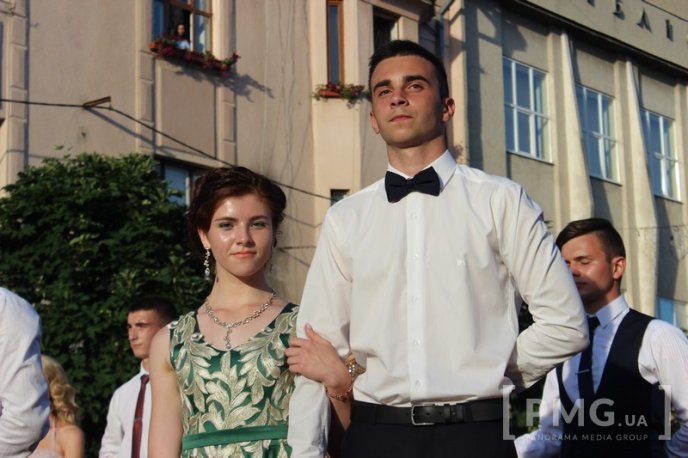 Мукачівські випускники станцювали прощальний вальс у центрі міста – 29