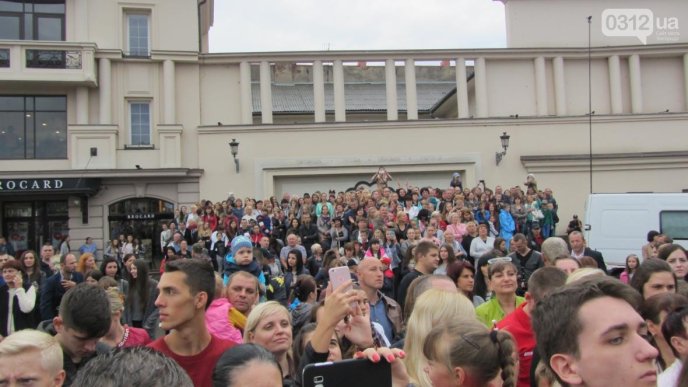 "Караоке на Майдані" в Ужгороді: відоме ім’я переможця програми – 01