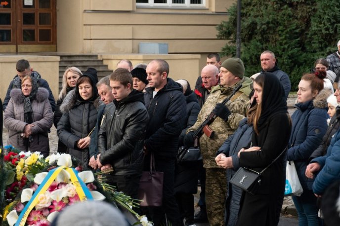 Раніше працював за кордоном: на Закарпатті поховали молодого військового – 02