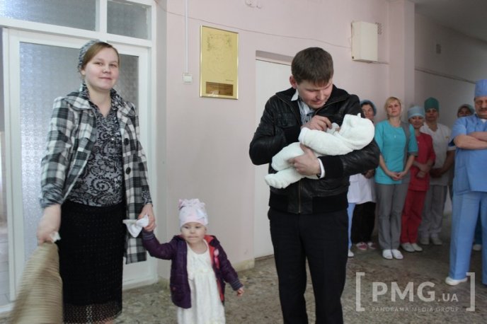 У Мукачівському пологовому будинку вперше вручили свідоцтво про народження – 05