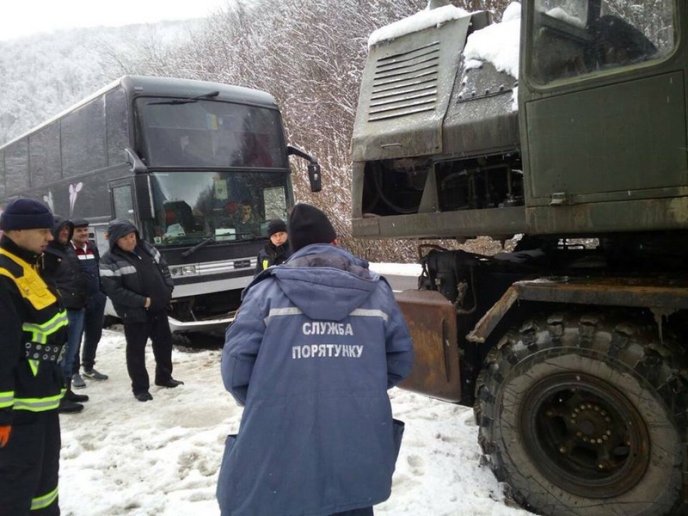 Автобус, який виконував міжнародний рейс, застряг на Закарпатті – 03