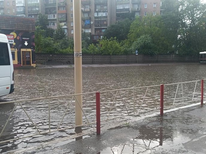 Злива перетворила територію автовокзалу в Ужгороді на велике озеро – 05