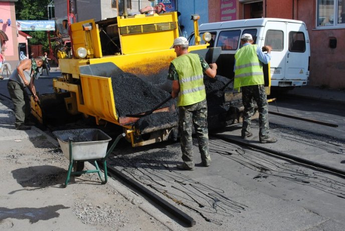 В Мукачеві асфальтують вулицю Івана Франка (ФОТО) – 08