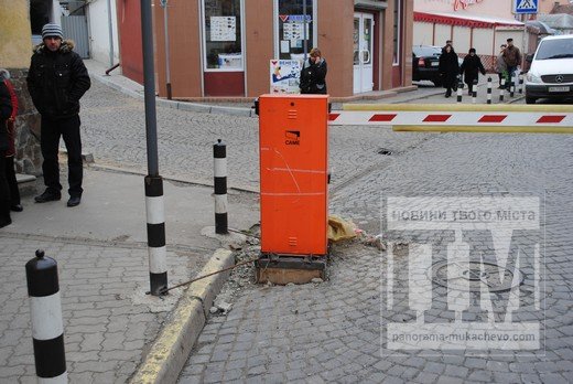 Шлагбаум, який було збито по вул. Возз’єднання сьогодні успішно відремонтований (ФОТО) – 02 Шлагбаум, який було збито по вул. Возз’єднання сьогодні успішно відремонтований (ФОТО) – 02