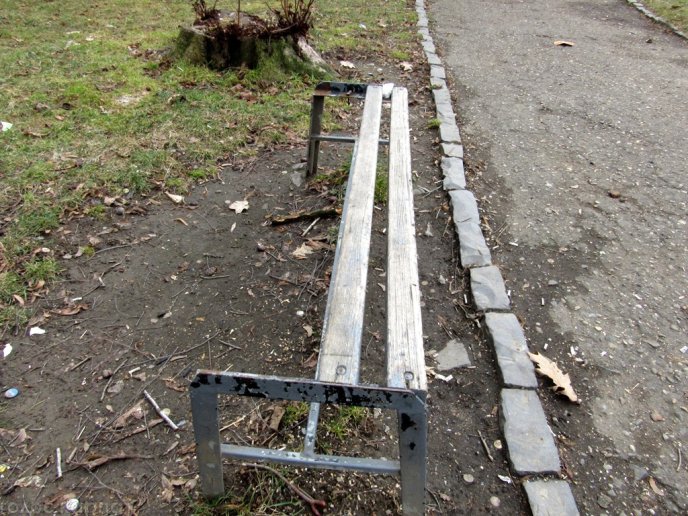 Сквер імені Андрія Кузьменка у Мукачеві: купа пляшок, бруд, поламані лавиці та викрадені смітники – 13