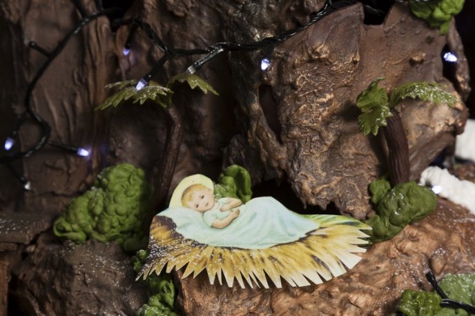 Кондитерський дім "Bondarenko" виготовив дві святкові скульптури: ялинку та Різдвяну гірку – 23