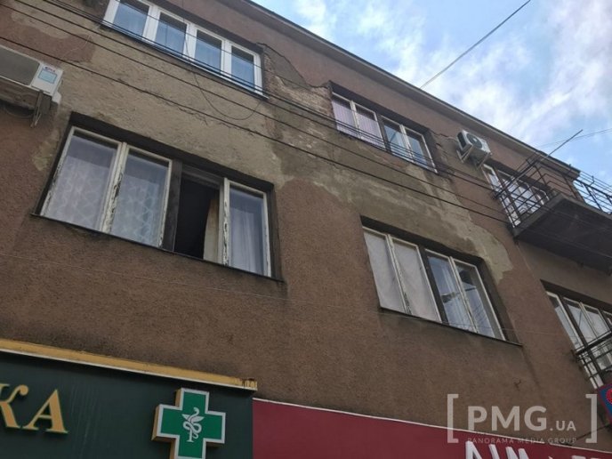 У Мукачеві на голови людей падала штукатурка – 06