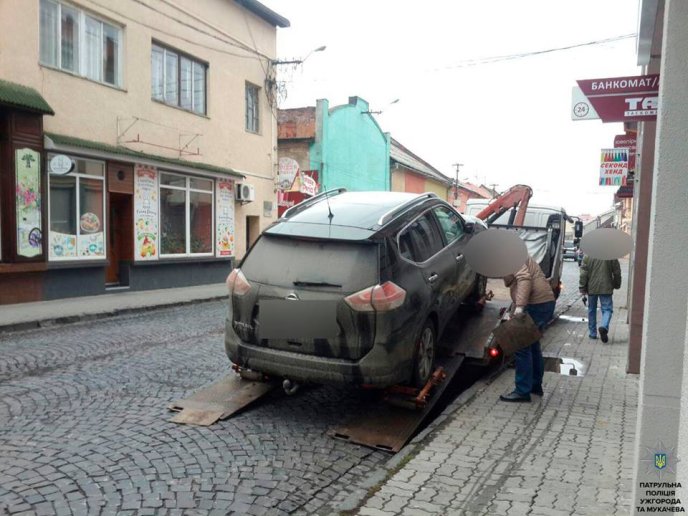 У Мукачеві патрульні евакуювали дві автівки, які стали перешкодами на дорогах – 02