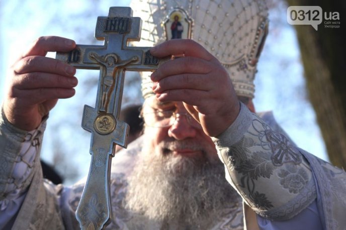 Сотні жителів обласного центру прийшли на берег річки Уж, аби освятити воду – 01